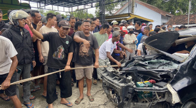 Kecelakaan Adu Banteng Truk dan Xpander di Ponorogo, Sopir Terjepit