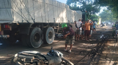Hindari Jalan Rusak di Jember, Pemotor Tewas Tertabrak Truk