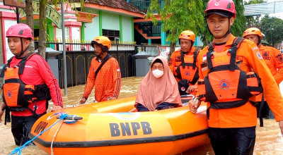 Korban Banjir Trenggalek Sesak Nafas, Dievakuasi Perahu Karet