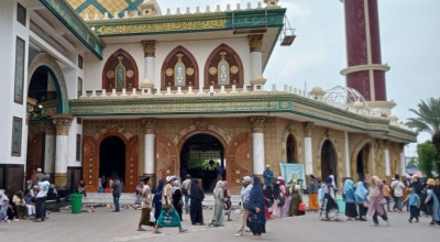Libur Akhir Tahun, Pasarean Mbah Kholil di Bangkalan Ramai Peziarah