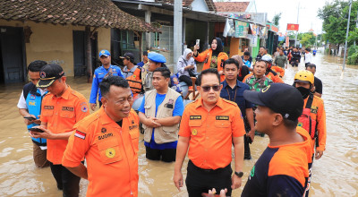 Pj Gubernur Jatim Tinjau Banjir di Ponorogo, Edukasi Warga untuk Evakuasi