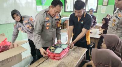 Polres Bangkalan Bagikan Makan Siang Gratis untuk Ratusan Siswa