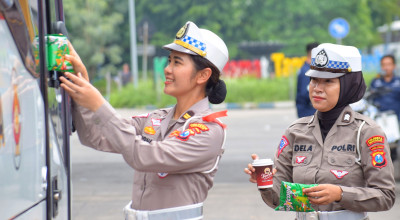 Polwan Polresta Sidoarjo Bagikan Kopi dan Snack pada Penumpang Bus di Purabaya