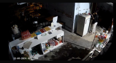Remaja di Ponorogo Curi Uang dan HP dari Kedai Mie, Terekam CCTV Lho Le!