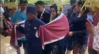 Viral Kisah Pengantin Ponorogo, Tetap Gelar Resepsi Nikah di Tengah Banjir