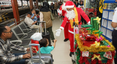 Santa Claus Berbagi Kebahagiaan di Stasiun Jember