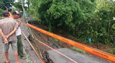 Jalan Utama Penghubung Kecamatan di Tulungagung Longsor