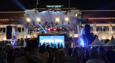 Antusias Warga Nikmati Perayaan Malam Tahun Baru 2025 di Balai Kota Surabaya