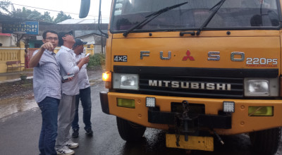 Warga Keluhkan Jalan Provinsi Rusak, DPRD Jember Hentikan Truk Muatan Berat