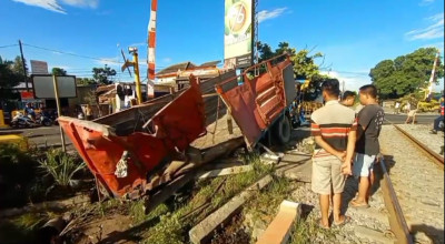 Truk Gandeng di Blitar Tertabrak Kereta Api