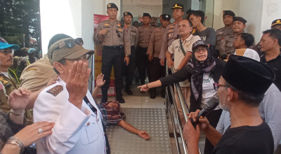 Demo Penghentian JPK di Jember, Massa Gelar Teatrikal Lempar Pasien ke Depan RS
