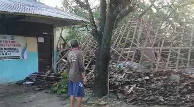 Gedung SDN 1 Pejok Kepohbaru Bojonegoro Ambruk Tertimpa Pohon