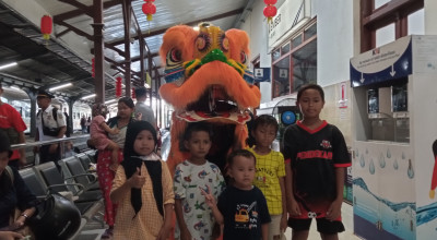 Barongsai Naga Langit Hibur Penumpang Kereta Api di Stasiun Jember