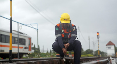 Cerita Petugas Pemeriksa Jalur KA, Setiap Hari Susuri Rel 10 Km Meski Libur Tahun Baru