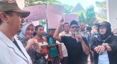 Ratusan Massa di Jember Desak Bupati Hendy Tanggung Jawab atas Penghentian JPK