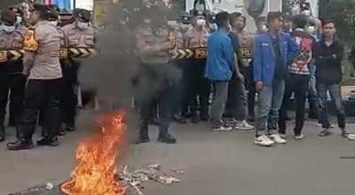 Jembatan Suramadu Dinilai Tidak Aman, Mahasiswa Geruduk Polres Bangkalan