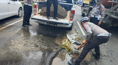 Sumber Petaka Pengguna Jalan, Polisi di Lamongan Tambal Jalan Rusak