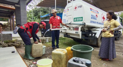 Pipa Mata Air Lereng Gunung Raung Terputus, PMI Jember Salurkan Air Bersih