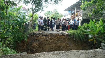 Jembatan di Kokop Bangkalan Ambruk, Bupati Salahkan Hujan Deras