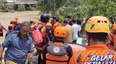Santri Hanyut Terseret Arus Sungai saat Banjir di Bangkalan