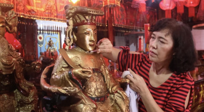 Kelenteng Tjoe Hwie Kiong Kediri Mandikan Patung Dewa-Dewi Jelang Imlek