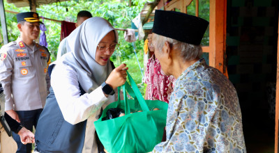 Gerakan Banyuwangi Berbagi, Bupati Serahkan Langsung Bantuan Warga Prasejahtera