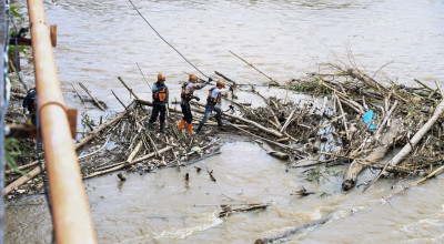 Tim Gabungan Bersihkan Sampah di Bawah Jembatan Lama Kota Kediri