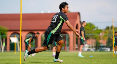 Bek Muda Persebaya Surabaya Tak Takut Bersaing dengan Dime Dimov