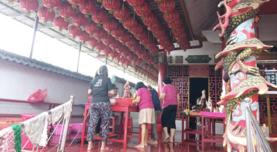 Kelenteng Pay Lien San Jember Sucikan Patung Dewa-Dewi dengan Air Bunga dan Teh