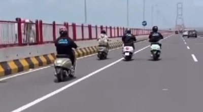 Rombongan Klab Motor Vespa Lewati Jembatan Suramadu Gunakan Jalur Mobil