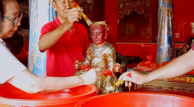 Klenteng Tri Dharma Teng Swie Bio Sidoarjo Mandikan Rupang jelang Imlek 2025