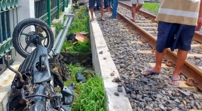 Terobos Palang Pintu, Pemotor asal Surabaya Tewas Tertabrak KA di Taman Sidoarjo