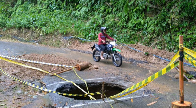 Lubang Besar Menganga di Jalan Penghubung Antar Kecamatan di Trenggalek