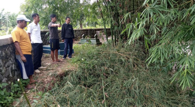 Makam di Jember Ambrol Akibat Banjir, Kerangka Hanyut ke Sungai