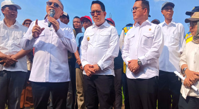 Menko Pangan Kunjungi Petani Tarik Sidoarjo, Bahas Produksi Beras dan Irigasi