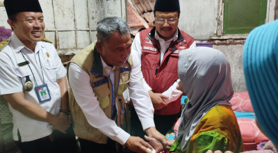 Mensos Gus Ipul Sambangi Nenek Tuna Netra yang Hidup Sebatang Kara di Bangkalan