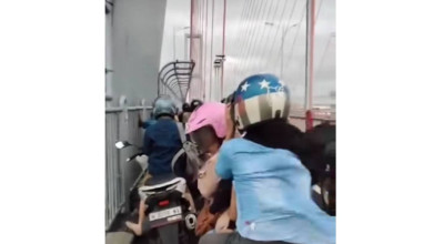 Puluhan Pemotor Terhenti di Tengah Jembatan Suramadu gegara Angin Kencang