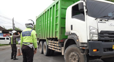 12 Angkutan Barang di Gresik Kena Tilang gegara Langgar Jam Operasional