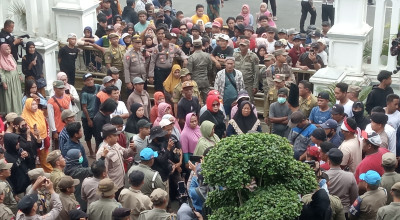 Warga Jember Geruduk Pendopo Bupati, Protes Jalan Rusak Akibat Truk PT Imasco