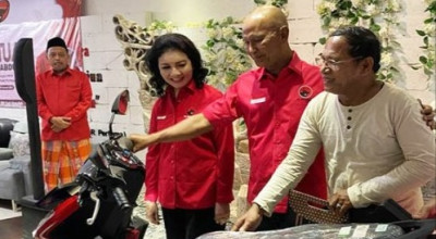 Anggota DPR RI Beri Guru di Sumenep Motor Baru usai Insiden Pembakaran