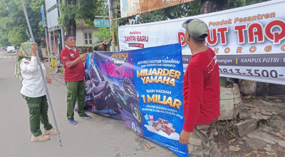 Satpol PP Ponorogo Tertibkan Baliho dan Reklame Ilegal