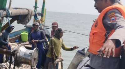Polisi Patroli Wilayah Perairan Bangkalan, Cegah Nelayan Luar Masuk