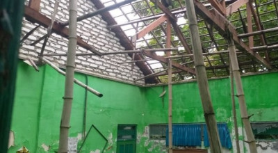 Atap SDN Pangongsean 1 Sampang Ambruk, Siswa Belajar di Halaman Parkir