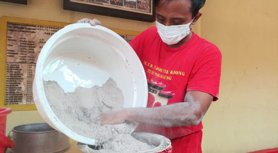 Sambut imlek, Kelenteng Tjoe Tik Kiong Tulungagung Gelar Tradisi Ayak Abu