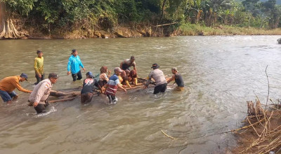 Jembatan Putus, Pelajar di Jember Seberangi Sungai dengan Rakit Menuju Sekolah