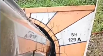 Viral Video Kereta Api SSNG Kesulitan Masuk Terowongan Mrawan Jember