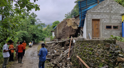 Longsor di Ponorogo, Batu Raksasa Hancurkan Rumah Warga