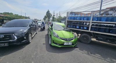 Truk Muat Galon Tabrak Mobil saat Mundur Keluar dari Minimarket di Bangkalan