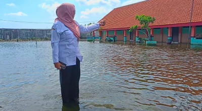 SDN 1 Banjarsari Kebanjiran, 22 Guru Lulus PPPK Dibatalkan, Pulang Gondol Motor