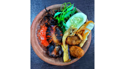 Penyetan Cumi Jumbo Asap Taman Sidoarjo Ramai Diserbu Pembeli di Musim Hujan